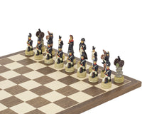 以「拿破崙對俄羅斯人」為主題的手繪國際象棋棋子，由 Italfama 製作