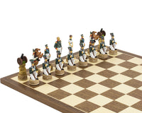 以「拿破崙對俄羅斯人」為主題的手繪國際象棋棋子，由 Italfama 製作