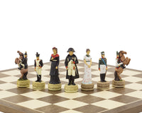 以「拿破崙對俄羅斯人」為主題的手繪國際象棋棋子，由 Italfama 製作